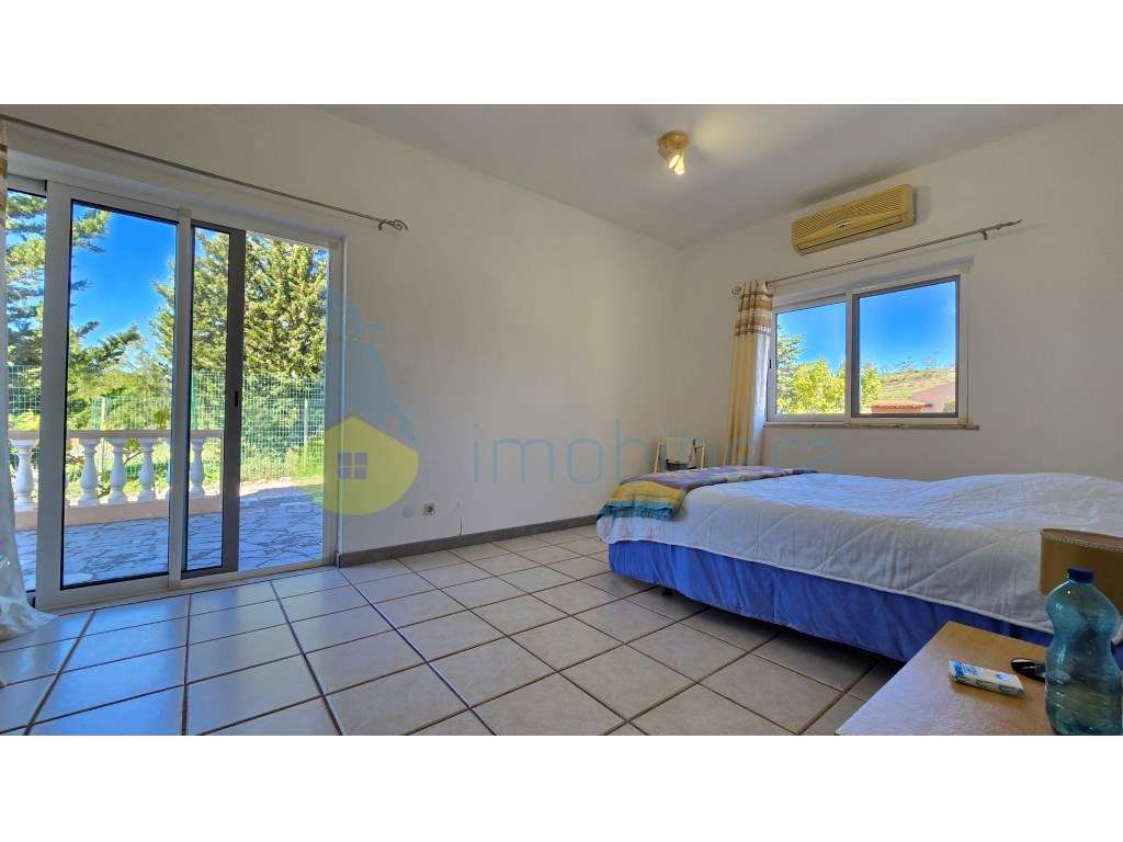 Moradia V4 com piscina e uma vista deslumbrante-11