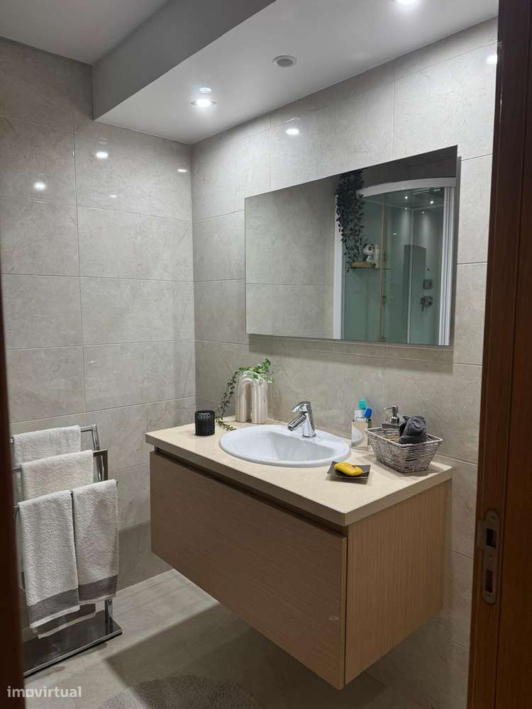 Apartamento T3 com 3 casas de banho e garagem-14