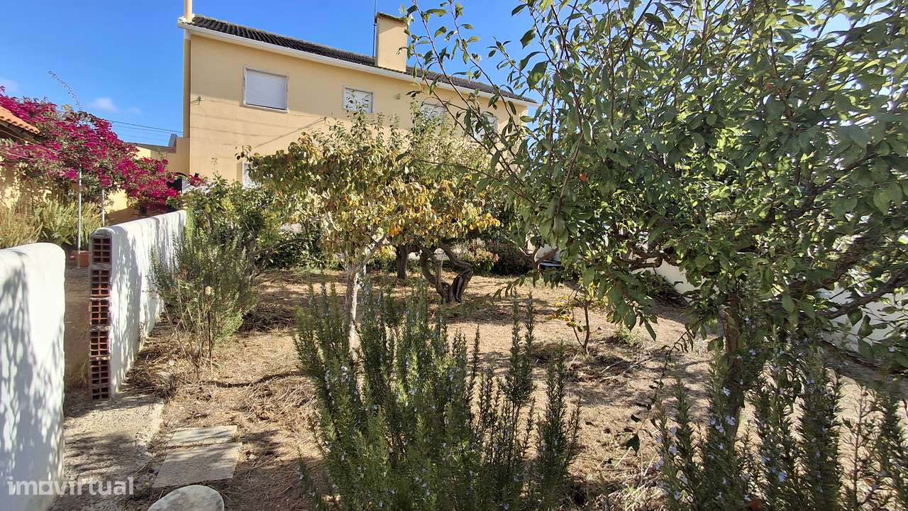 Magnífica propriedade constituída por moradia bi-familiar e armazém.-13