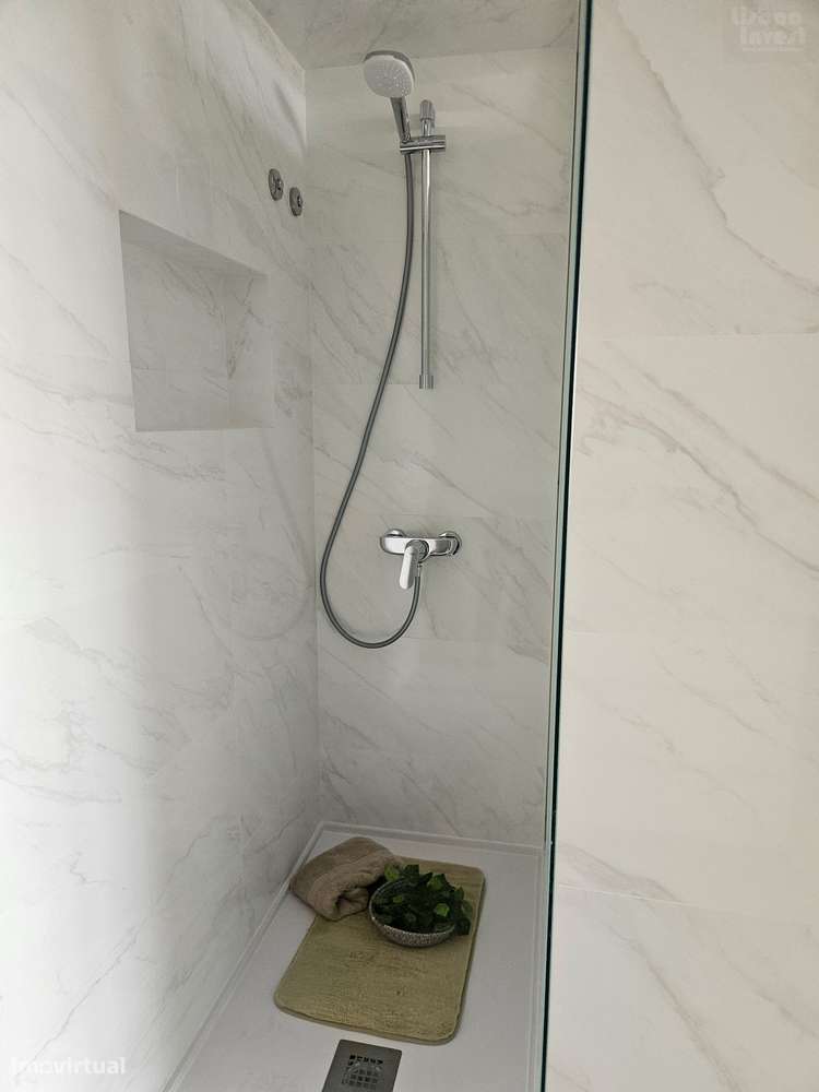 Apartamento T3 Novo com Varanda em Benfica-11