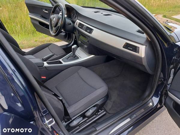 BMW Seria 3 320i Touring Edition Exclusive - 36