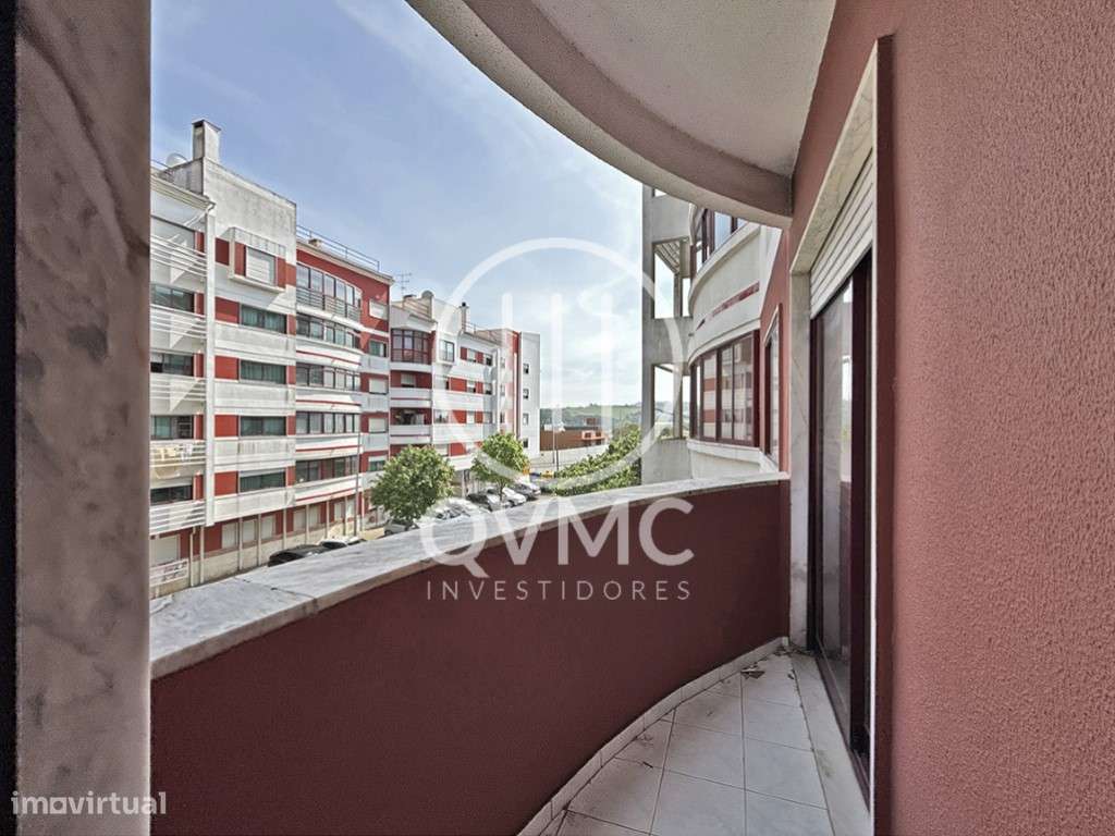 Apartamento T1 na Cavaleira com parqueamento e varanda-17