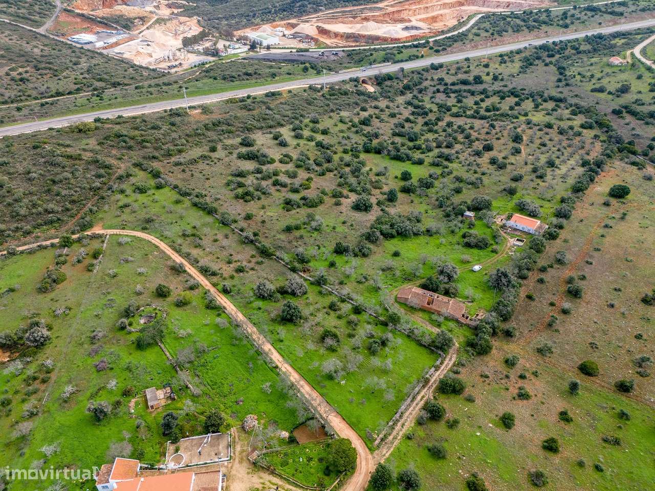 PROPRIEDADE RÚRAL COM 2 CASAS E  COM 2.75 HECTARES DE TERRENO PARA VEN - Grande imagem: 2/33