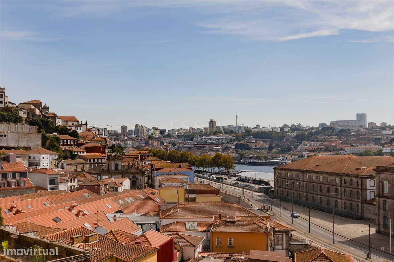 Moradia T3+1 no Centro Histórico do Porto com Vistas Rio Douro-25
