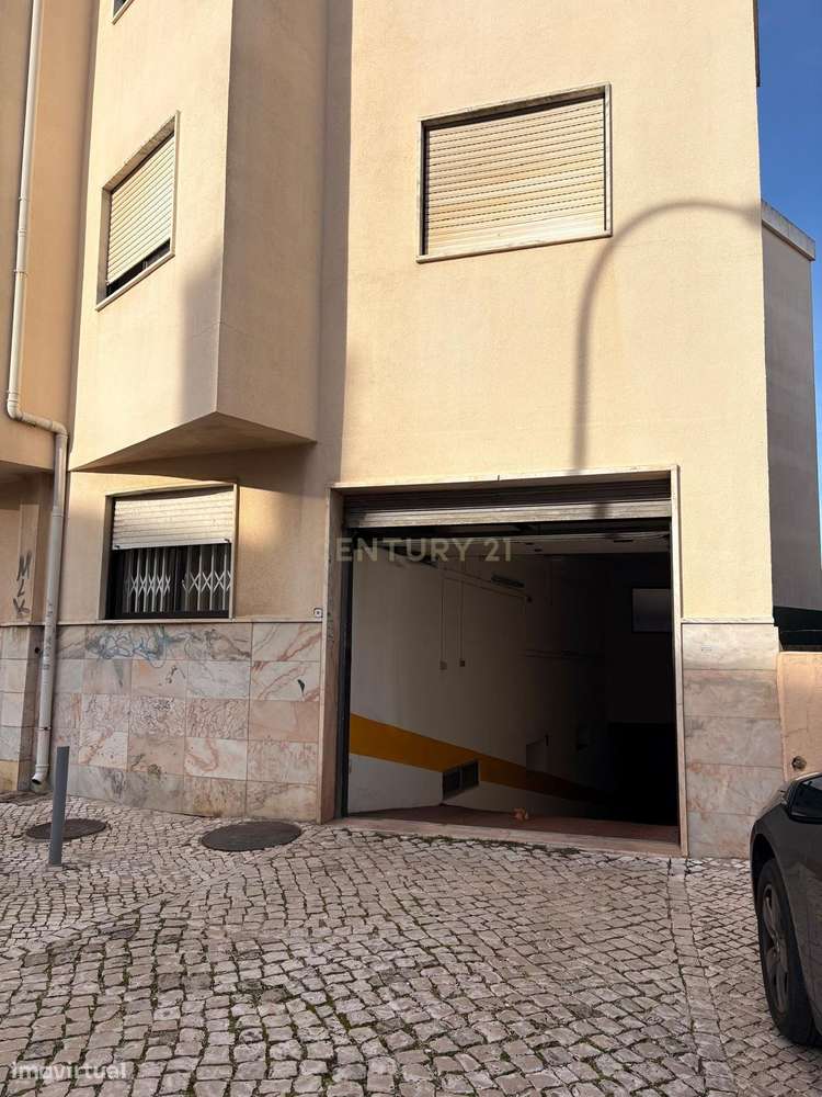 Garagem Box no Centro de Mem Martins – Oportunidade Imperdível! - Grande imagem: 3/10