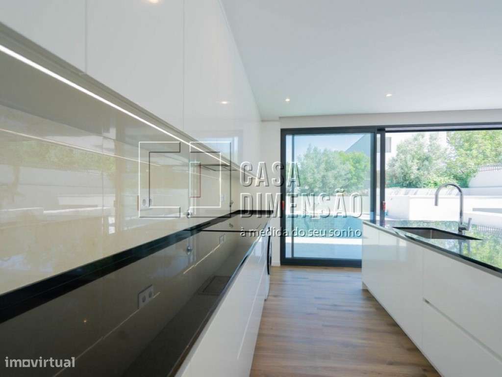 Moradia de Arquitectura Moderna de tipologia T3+1 em Oeiras com Pis...-13