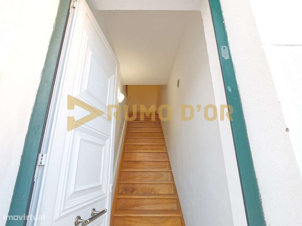 Andar de Moradia T2 com Logradouro e Lavandaria - Abrigada - Grande imagem: 3/25