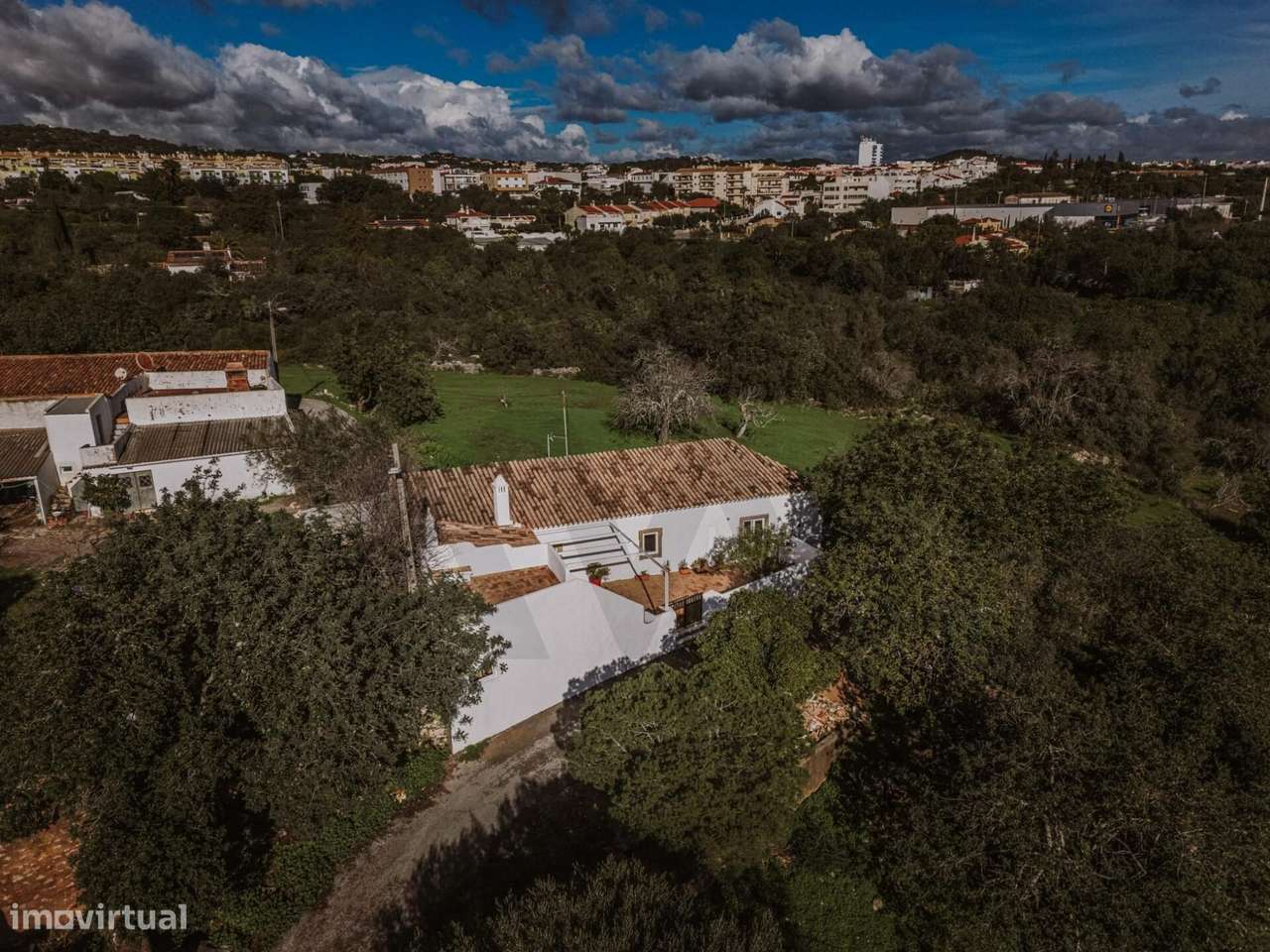 MORADIA  ESPAÇO EXTERIOR  E ZONA DE ESTACIONAMENTO PRIVATIVO-39