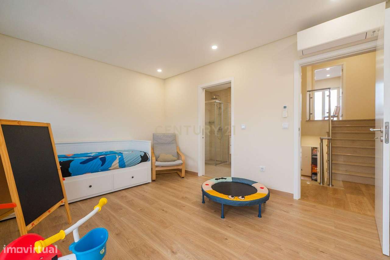 Moradia T3 localizada na aldeia de Cheleiros - Mafra-24