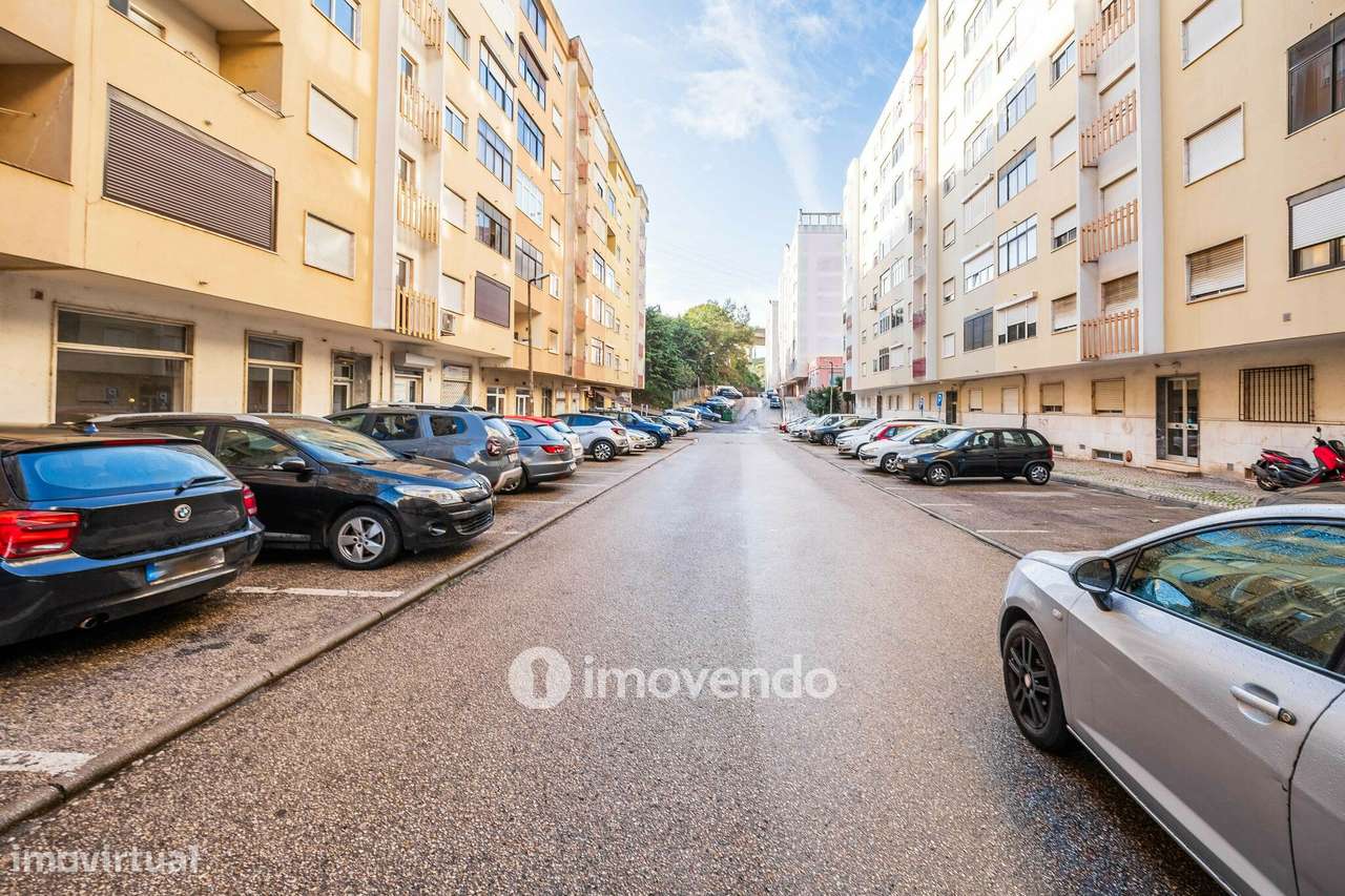 Apartamento T2 totalmente remodelado, com cozinha equipada, em Belas-37