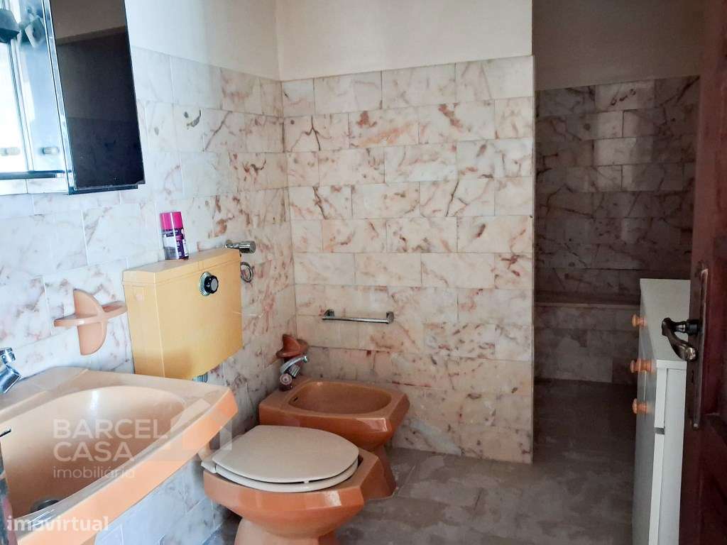 Oportunidade em Mujães: Moradia Térrea T3 com Potencial-6