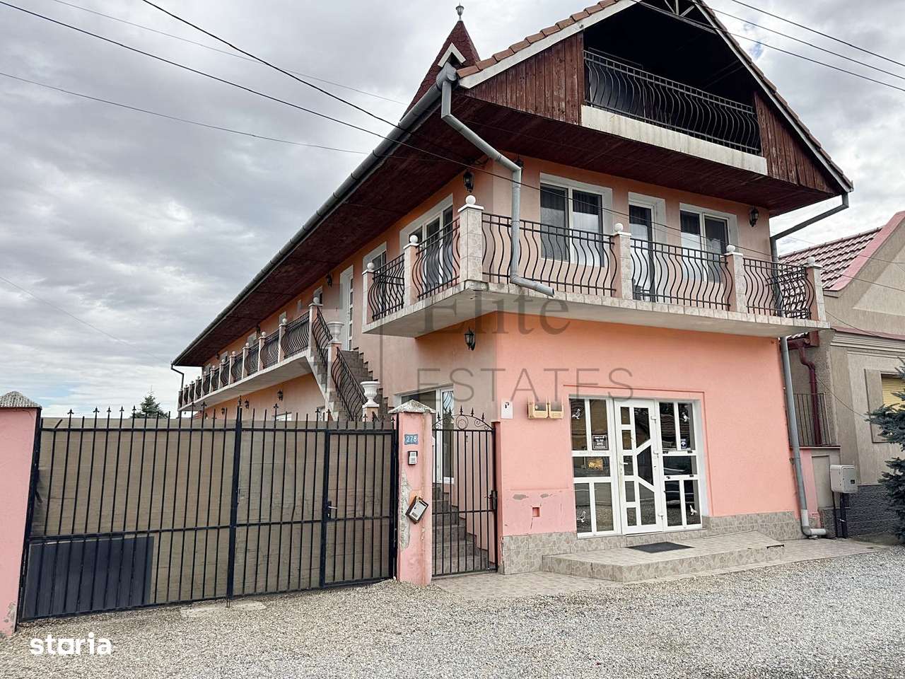 Spatiu comercial cu apartamente de vanzare In Nojorid-0