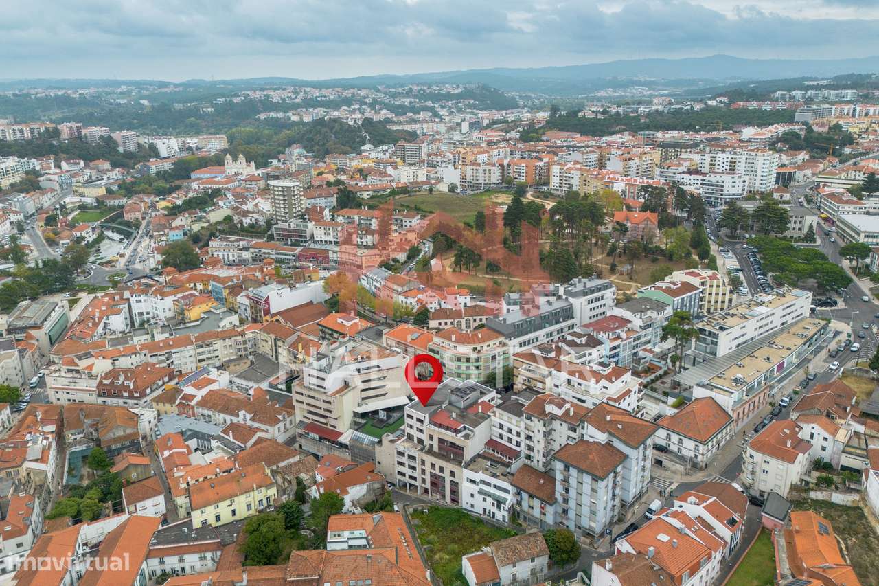 Armazém / Atividade Industrial / Área Total de 215m2 / Leiria - Grande imagem: 4/11