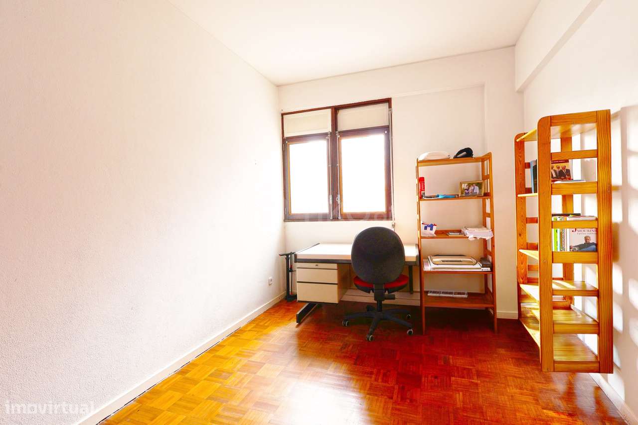 T4 COM 3 FRENTES SOLARES E ÁREAS ACIMA DA MÉDIA | METRO DE CHELAS-16