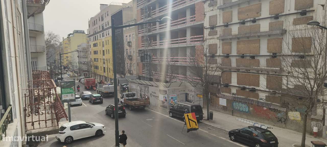 Apartamento T3 com varanda em Avenidas Novas, para remodelação total.-39