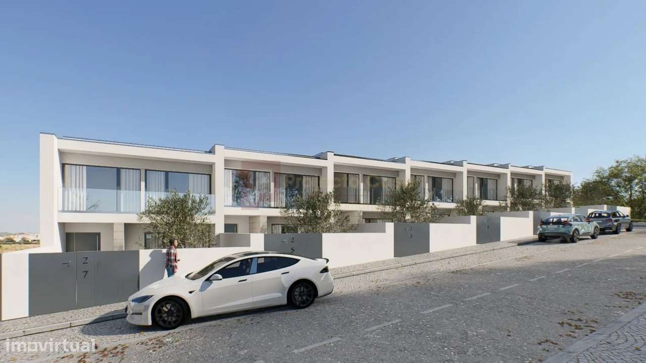 Moradia em Condomínio Privado com Piscina-4