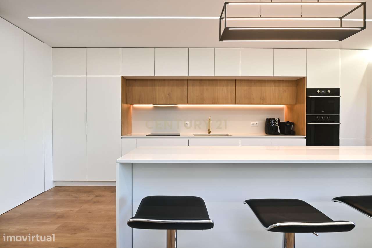 Apartamento Renovado em Cascais com Terraço e Garagem-4
