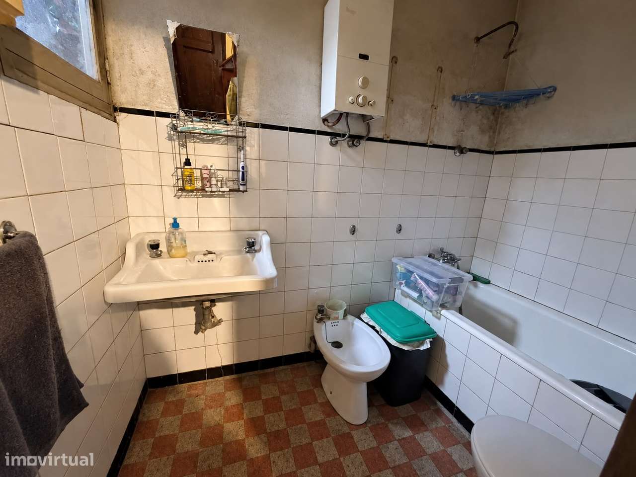 Prédio | 23 Divisões | Garagem 2 Carros | Quintal 90m2 | Rio Tinto-32