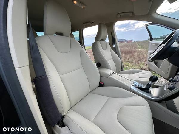 Volvo XC 60 D5 AWD Momentum - 8