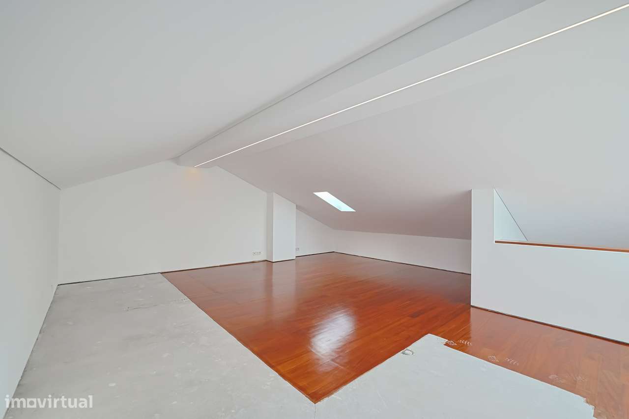 Moradia T3, Individual, c/ 3 pisos, Garagem Dupla e Jardim-3