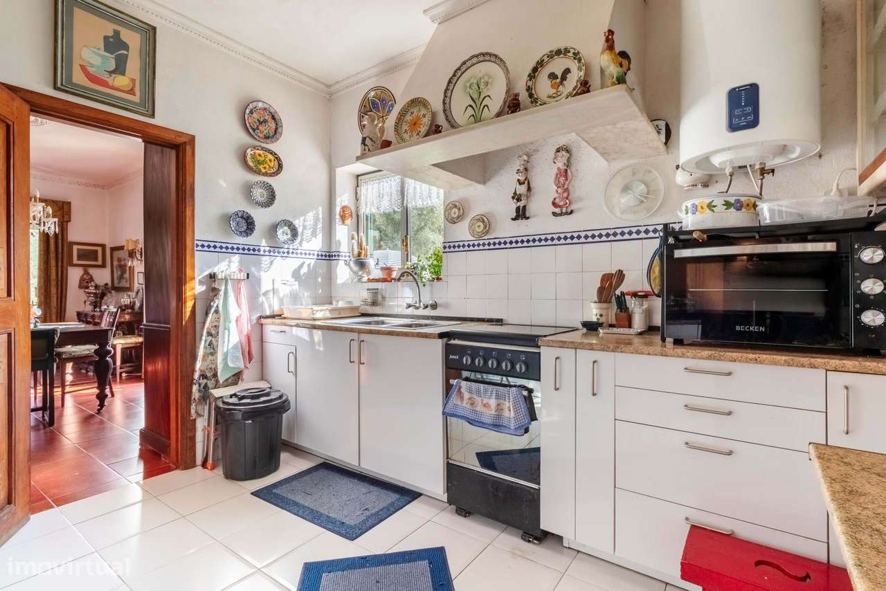 Moradia T6 c/ Terreno de 1600m2 c/ Piscina, Garagem e Anexos em Colare-30