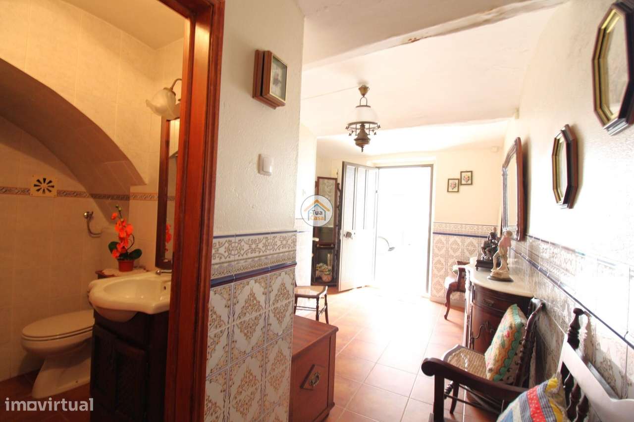 Moradia T2 MOBILADA e com varanda localizada no centro de Borba - Grande imagem: 3/23