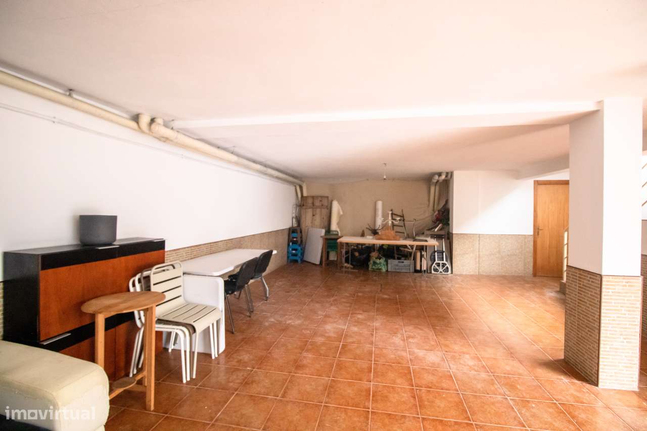 Moradia T4 Usada em Excelente Localização – A Apenas 1 km da Praia-25