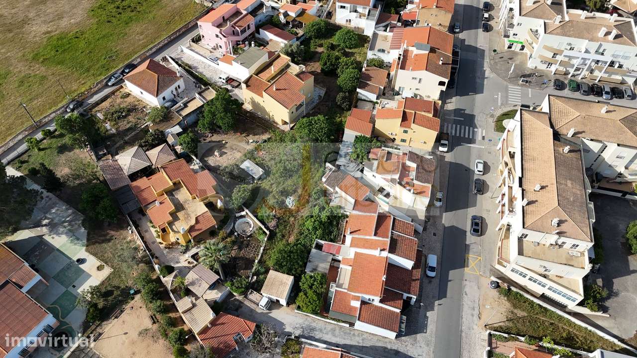 Pêra - Terreno Urbano com 645 m2 - Localização Central-8