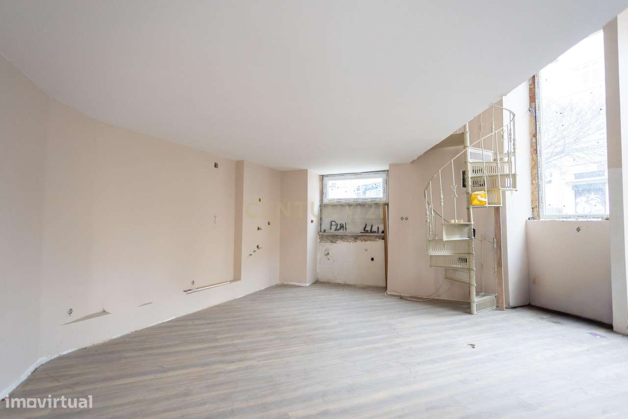 Charme e Visibilidade na Icónica Loja Cor-de-Rosa de Esquina-4