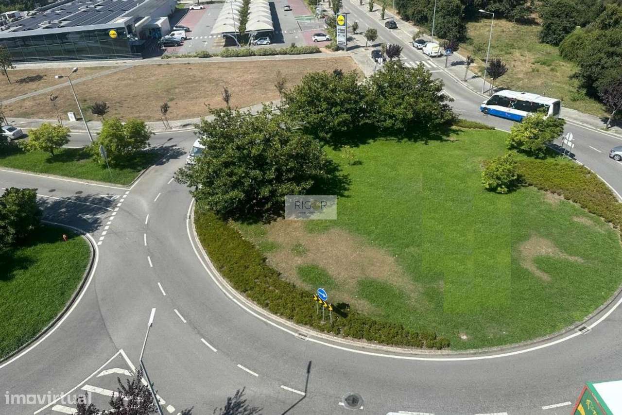 Apartamento T3 no último piso com 2 frentes de orientação na Cidade da-17