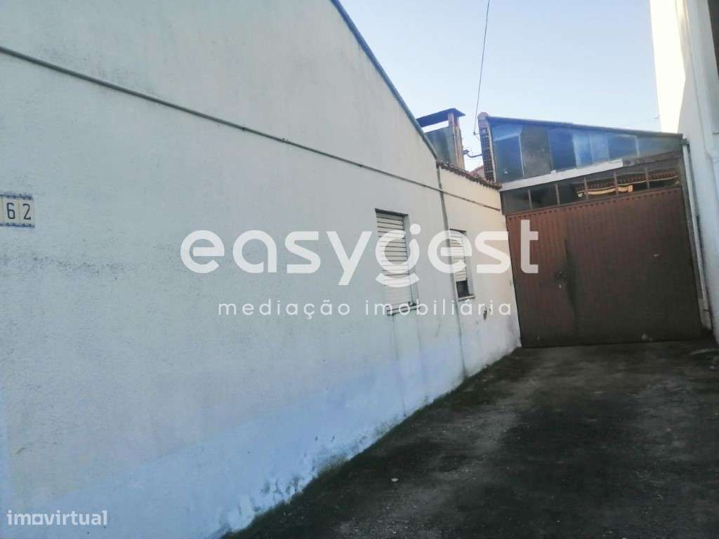 Moradia para reconstrução, com terreno, junto ao Retail p. de Taveiro - Grande imagem: 2/18