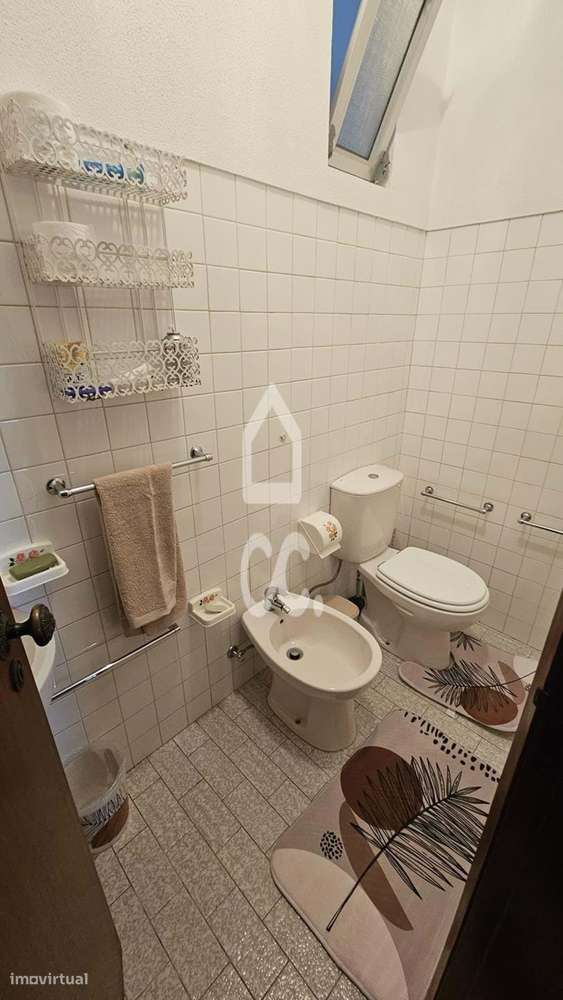 Moradia V4 com 174 M2, aproveitamento de sótão, garagem para 2 viatura-52