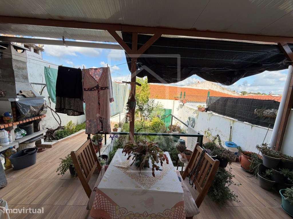 Moradia T2 remodelada com quintal em Alfundão-14