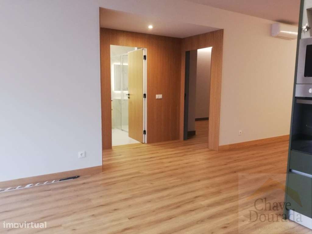 Apartamento T1+1 - junto da Praça da República - Grande imagem: 5/12