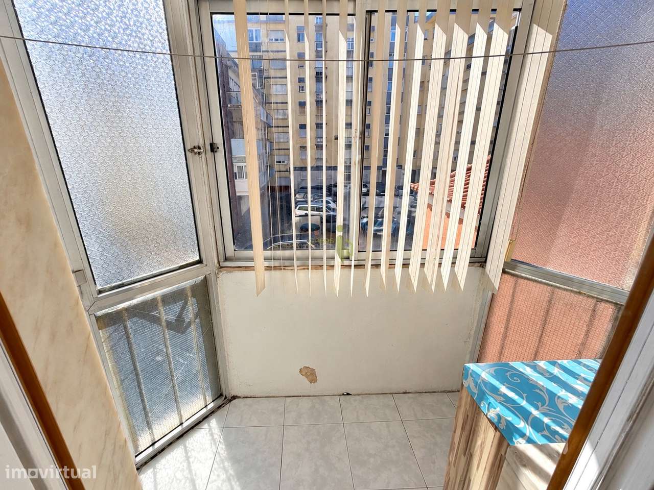 Apartamento T2 com Varanda, Elevador  | Junto a Comércio, Escolas e Tr-21