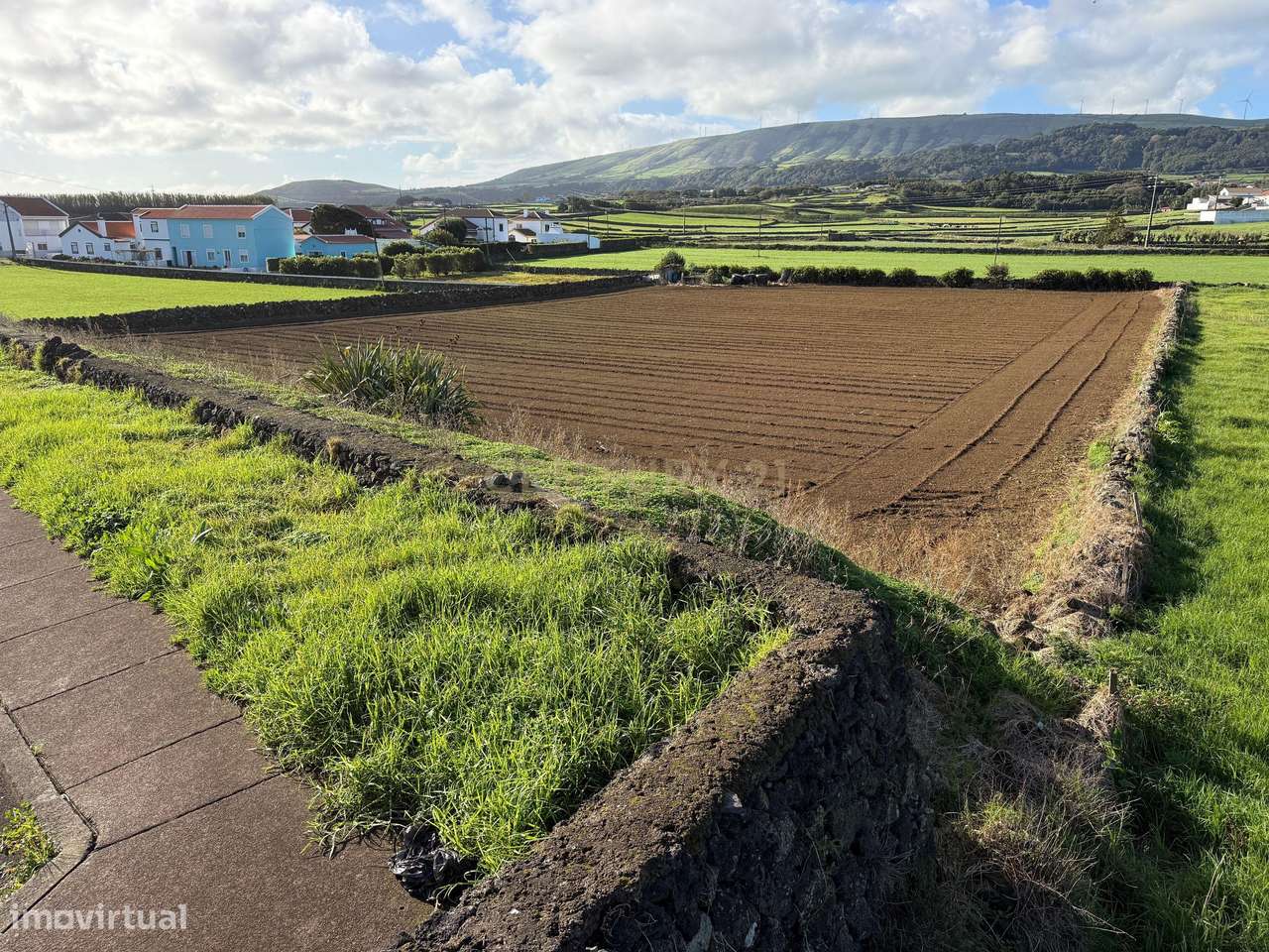 Oportunidade única de amplo terreno para construção na Praia da Vitóri - Grande imagem: 4/6
