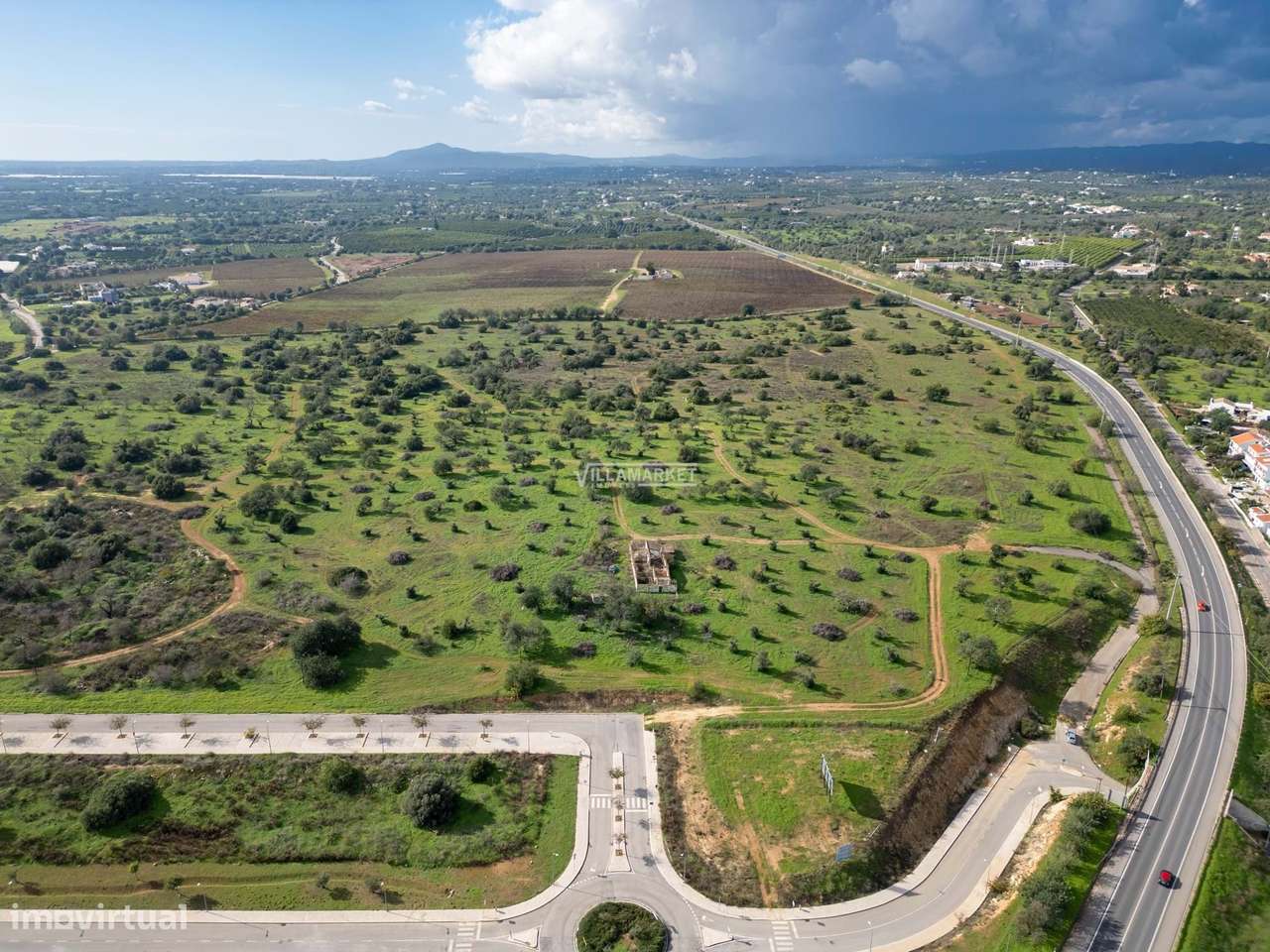 Terreno urbano com 21,8 hectares situado na ligação entre a A22 e o ce-7