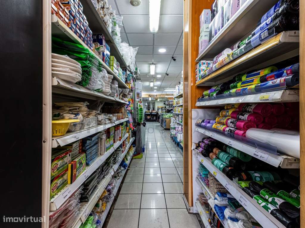 Supermercado em funcionamento no centro de Albufeira-8