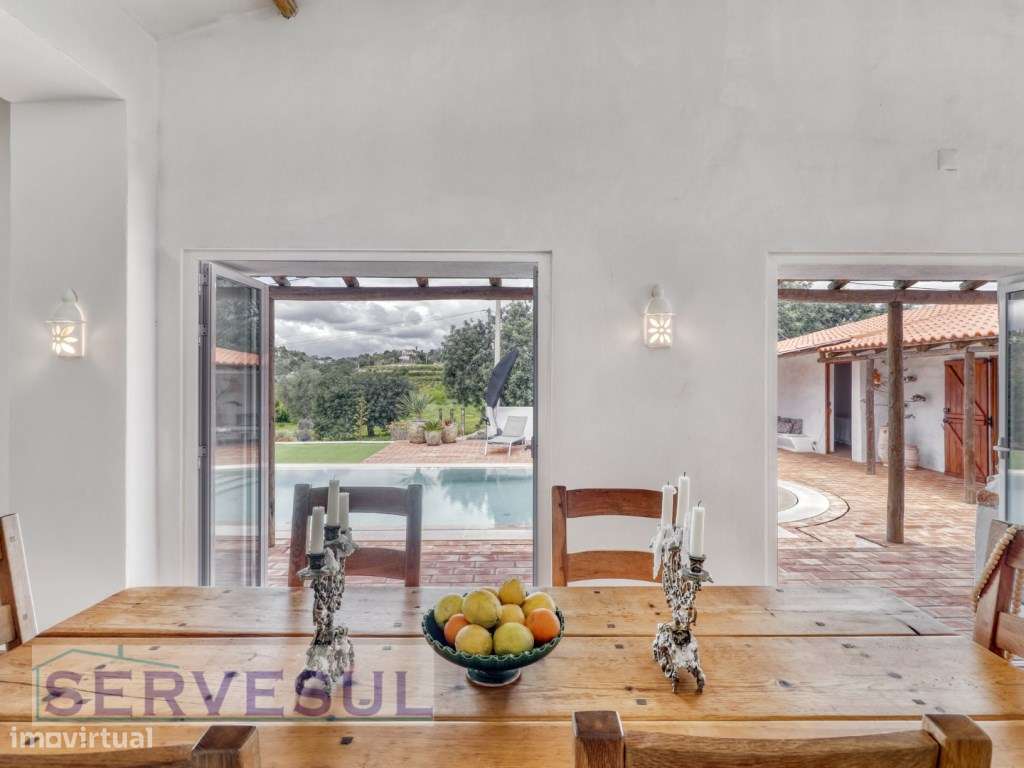Charmosa Moradia Familiar T3+1 no Campo, inserida num generoso terr...-8