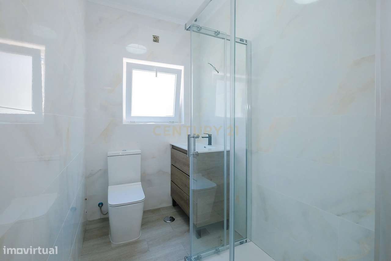 Moradia T4 Renovada no Estoril | Conforto, Espaço e Excelente Localiza-22