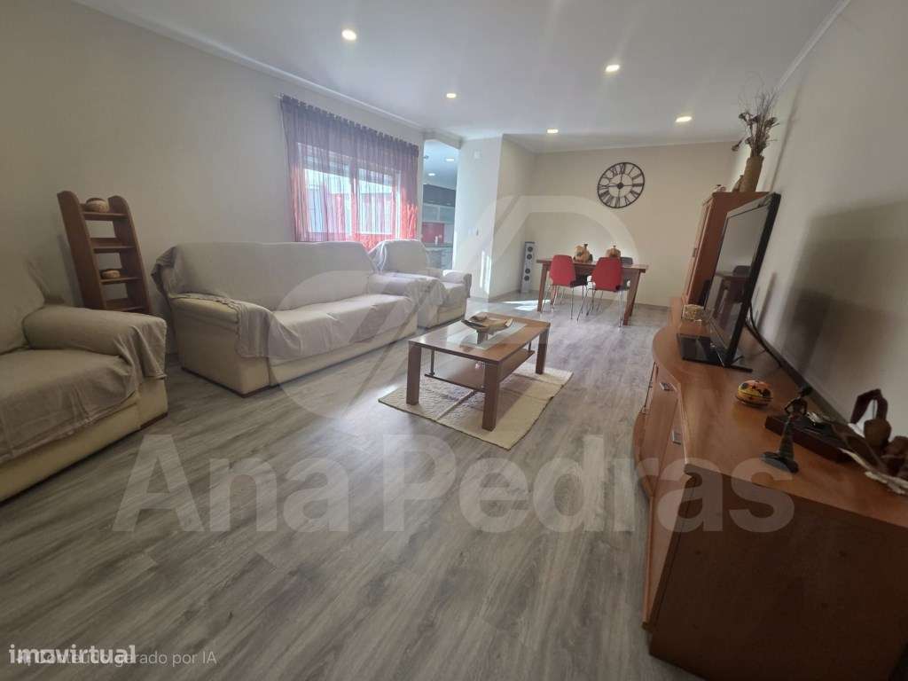 Moradia Bi-Familiar Totalmente Remodelada com Logradouro e Elevado ...-8