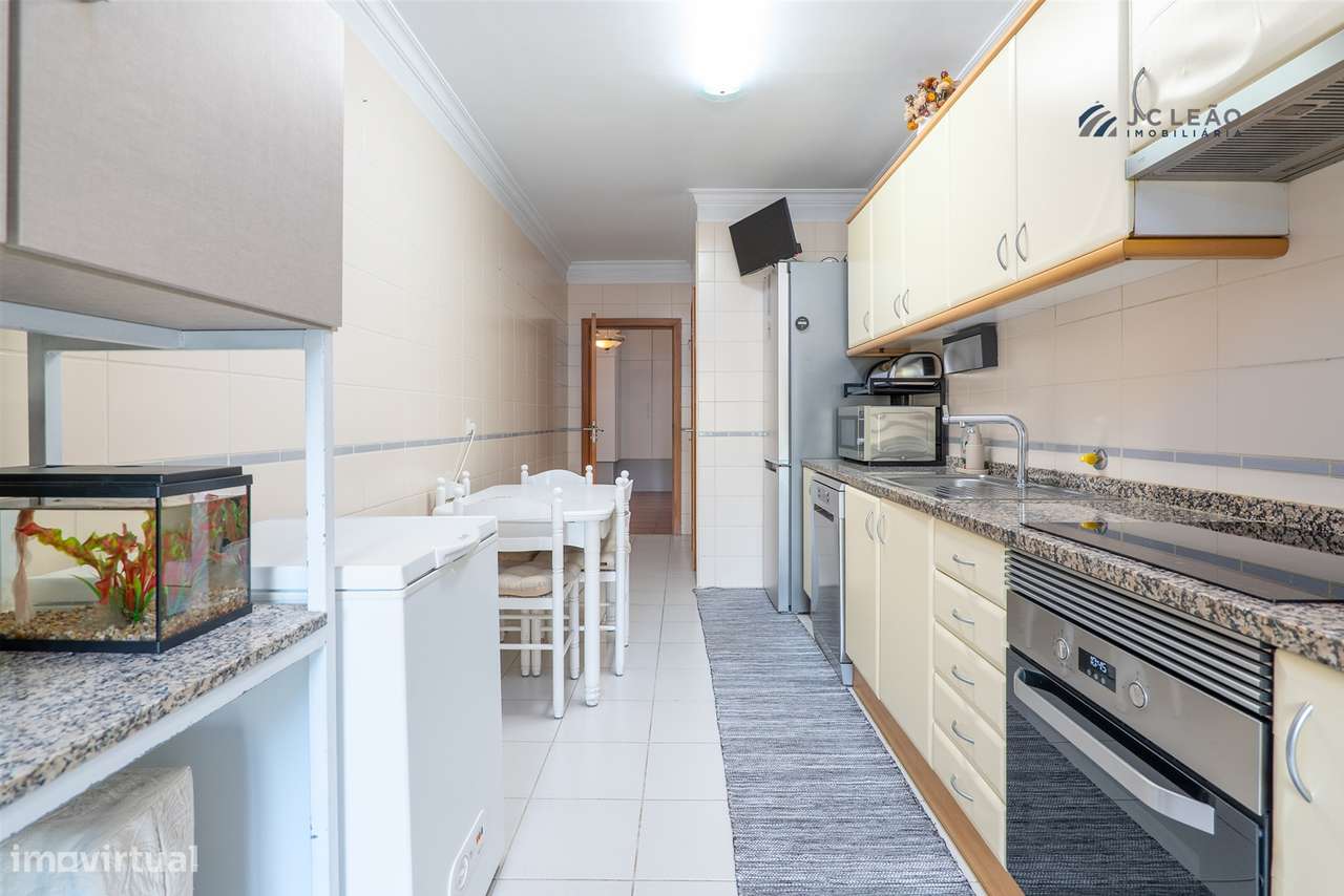 T3 com Excelente Exposição Solar no Coração de Paredes-7