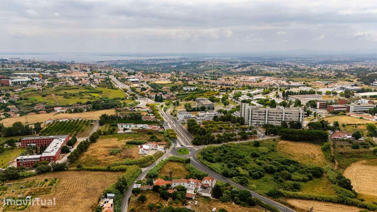 Moradia T-4+1 com Vista Panorâmica e Grande Potencial - Grande imagem: 5/23