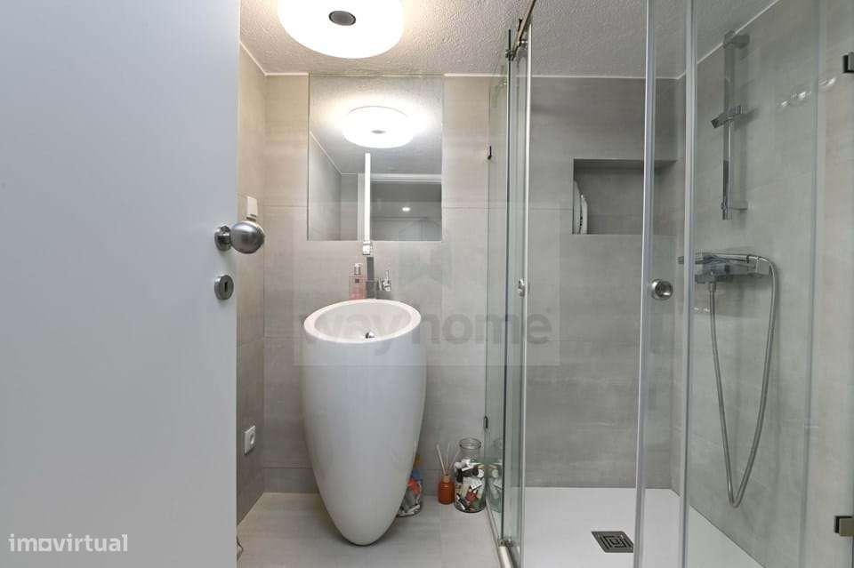 Moradia T3+1 | Sotão e Cave | Remodelada | Pátio Exterior | Amoreira |-11