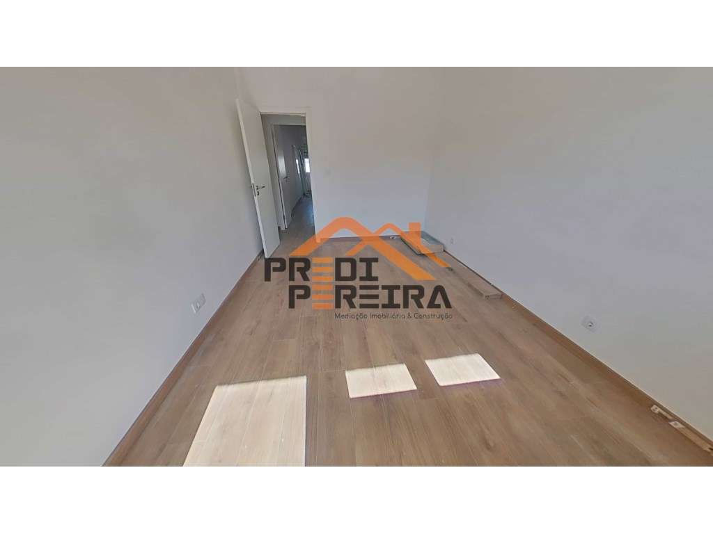 Imóvel T3, totalmente remodelado, com acabamentos de qualidade.-13