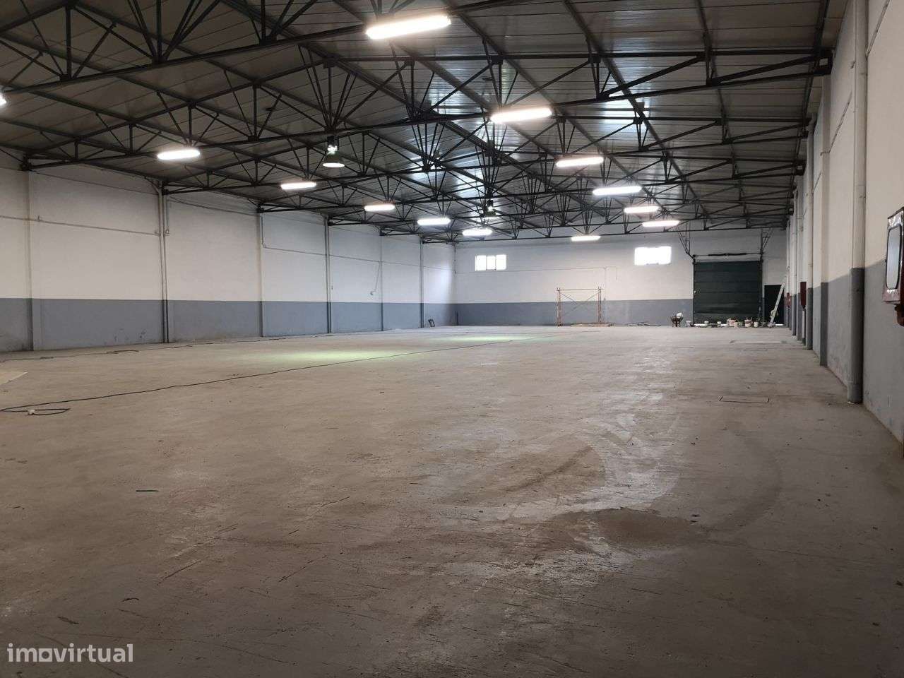 Armazém c/ 950 m2 cobertos + 120m2 escritórios + 390m2 logradouros - Grande imagem: 3/13