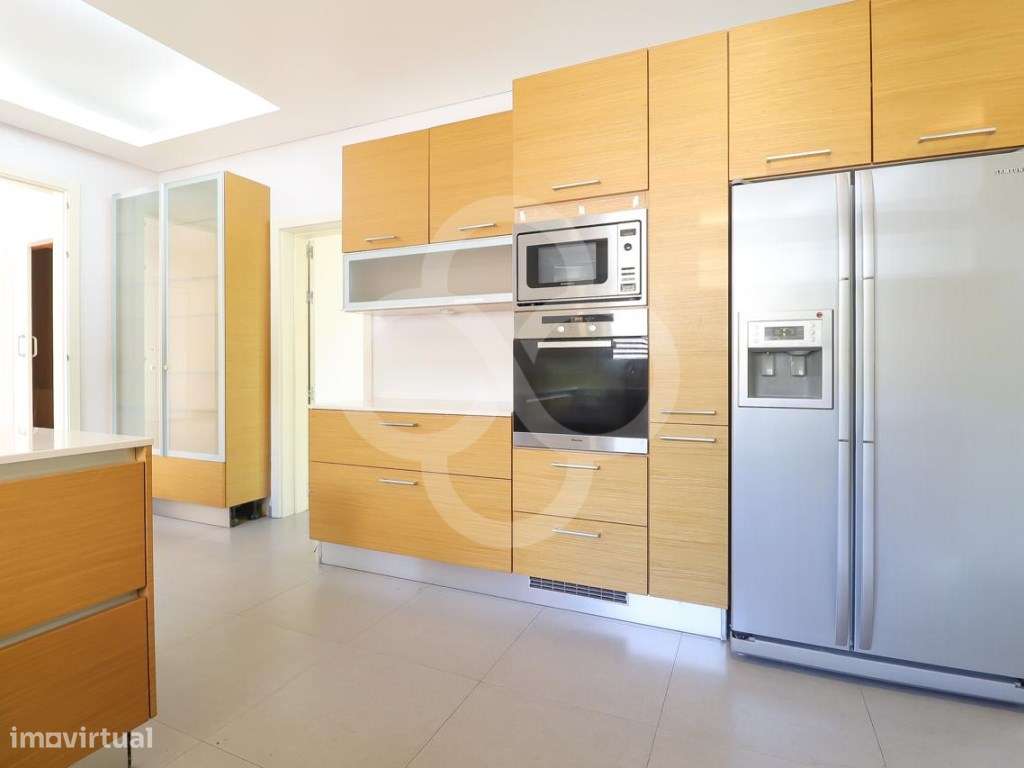 Moradia T6 Isolada no Estoril com piscina e garagem mais espaços ve...-8