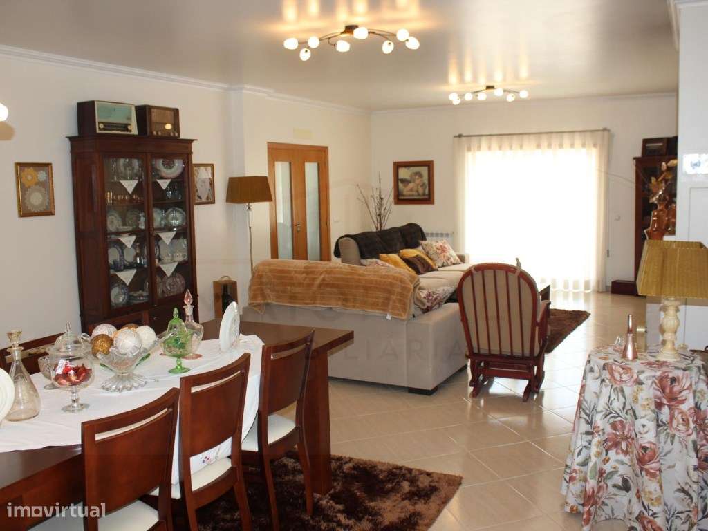 Moradia T5 com grandes áreas em zona muito tranquila de Rio Maior-22