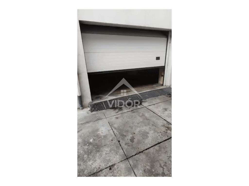 Garagem Bernardim Ribeiro junto a Circunvalação - Grande imagem: 4/4