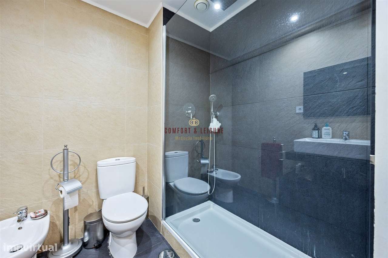 Apartamento com 4 quartos, 2 wc, parqueamento e arrecadação na Ramada,-37